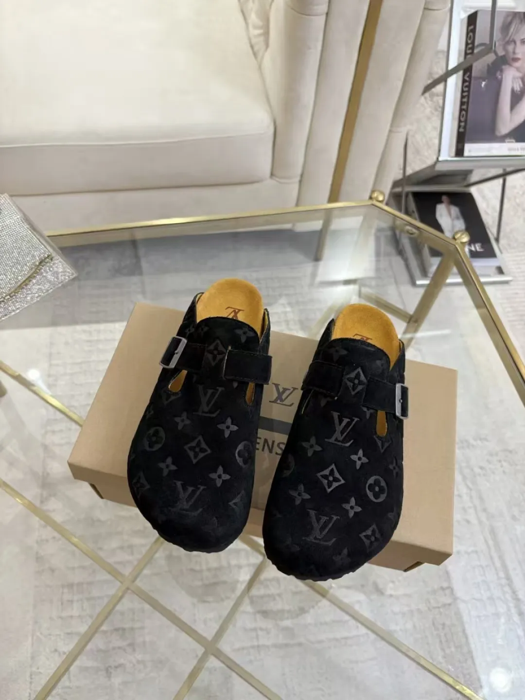 Women's p560 Men's p580 ✨ LV couple's toe-cap slippers | Full of high-end feel, you can walk with wind! ✨ This pair of LV classic toe-cap slippers is simply a "walking grass-planting machine"! Original three-dimensional embossed cowhide + cowhide fabric, the texture is high-end at first glance, and you will become a rich daughter/son in seconds ~💅 🌟 Why must you join TA? ✔️ Original embossed cowhide - clear texture but not cheap, classic presbyopia yyds ✔️ Belt buckle + metal logo - ecstatic control of details, exquisite to the heel! ✔️ Sheepskin lining + cushioned footbed - it feels like stepping on clouds ☁️, and you won’t feel tired when you go shopping~ ✔️ Non-slip rubber sole - walking is as stable as a mountain, and you are not afraid of slipping on rainy days!  👫 The best outfit for couples: Whether it’s shorts, T-shirts👕 or long skirts and suits👗, pairing these shoes with each other will immediately create a lazy and high-end atmosphere! Everyday outings/vacations, no matter what you shoot, it will look like a blockbuster📸🔥 The texture and foot feel that only the higher version can have, it is not a hit or a hit! Heartbeat is not as good as action. True love is true when both pairs are in pairs~💖 #LVcoupleslippers #高色综合 #好看不狠的 Feet #couples’ must-have